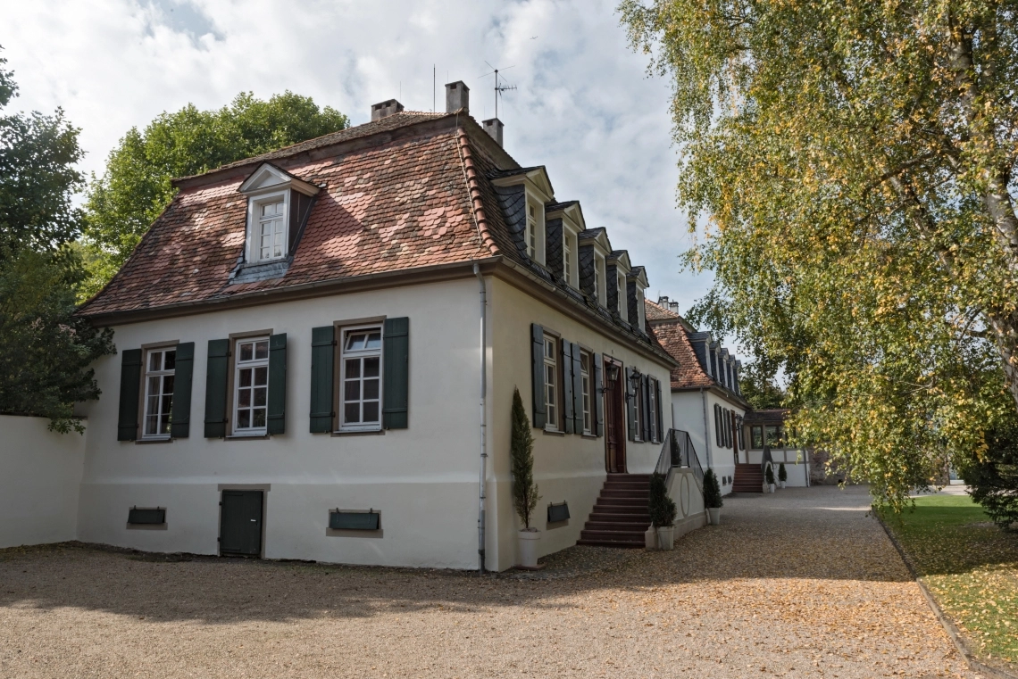Moderna ventilokonvektorska jedinica u elegantnom interijeru s naglaskom na učinkovitosti klimatizacije.
