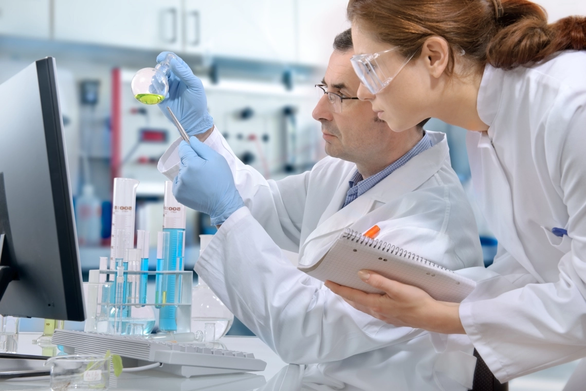 MyCond MHDM-3S Istraživači u laboratoriju rade s kemijskim reagensima