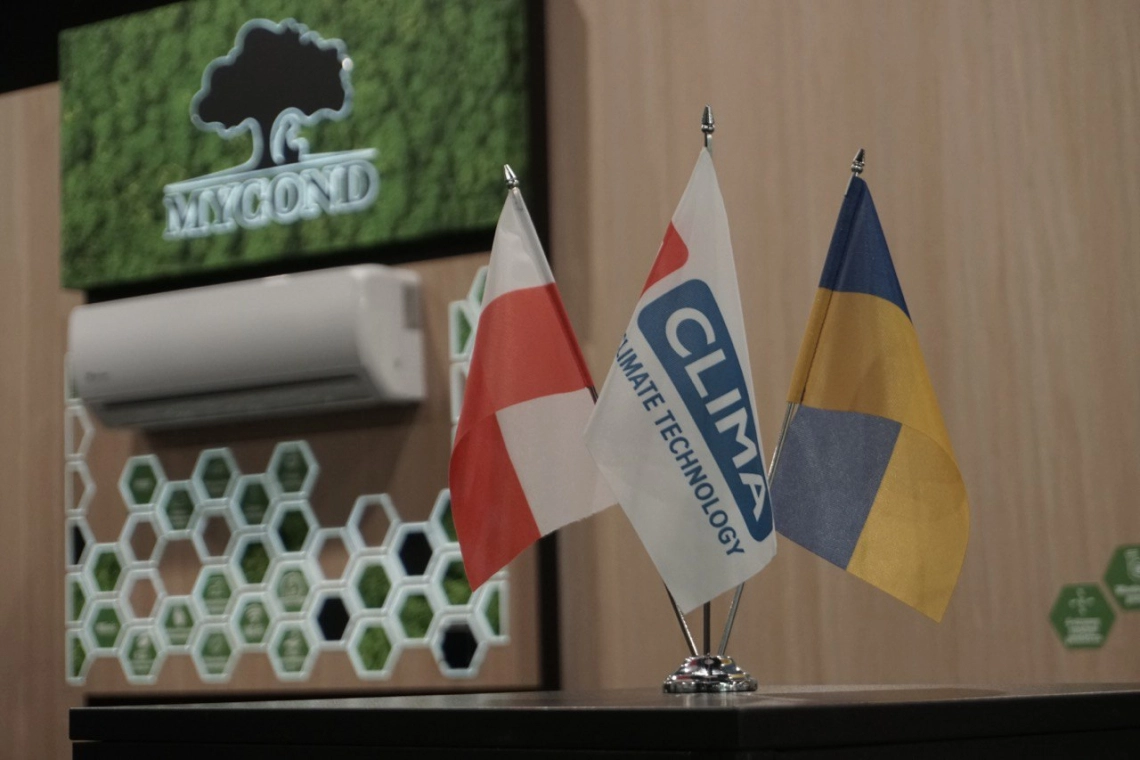 Mycondov štand na sajmu Warsaw HVAC Expo 2023. s toplinskim pumpama i sustavima za kontrolu klime.