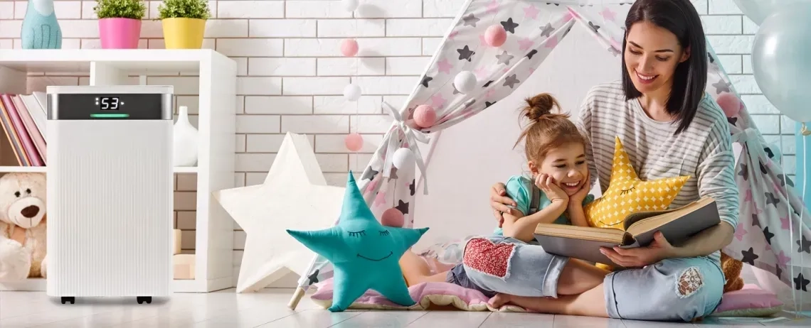 Kompaktni i elegantni odvlaživač zraka MYCOND Tibo Eco 12 u dječjoj sobi, koji nudi pouzdano uklanjanje vlage i Wi-Fi kontrolu.