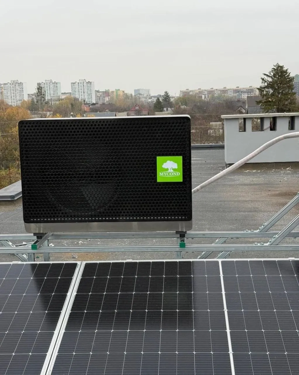Komerijalna instalacija na krovu s Mycond BeeSmart toplinskom pumpom